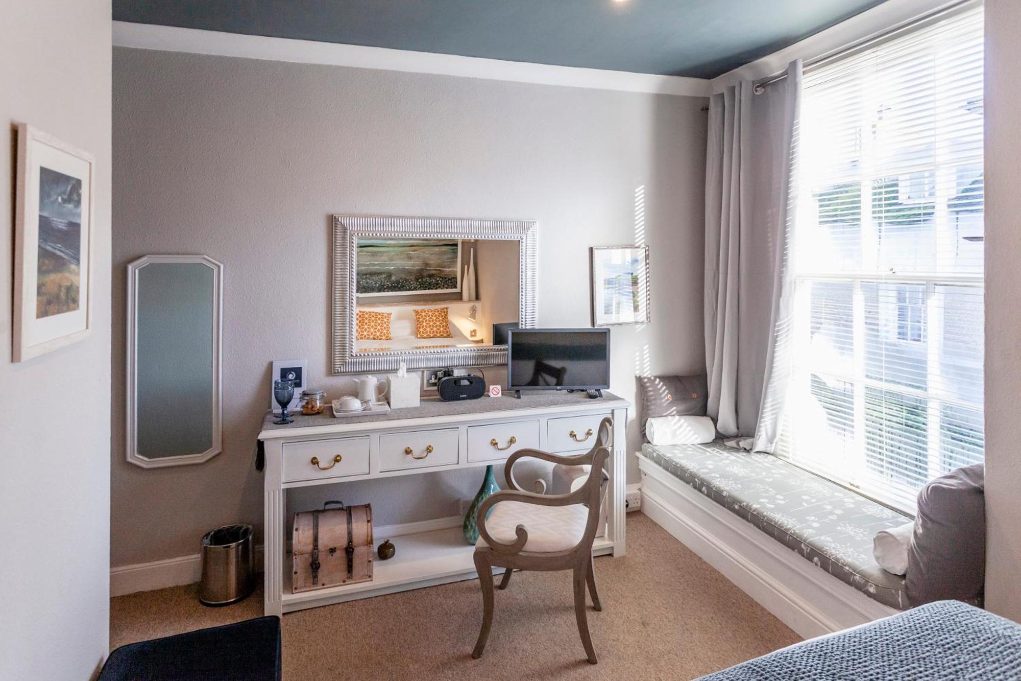 The Summer House Penzance Room photo